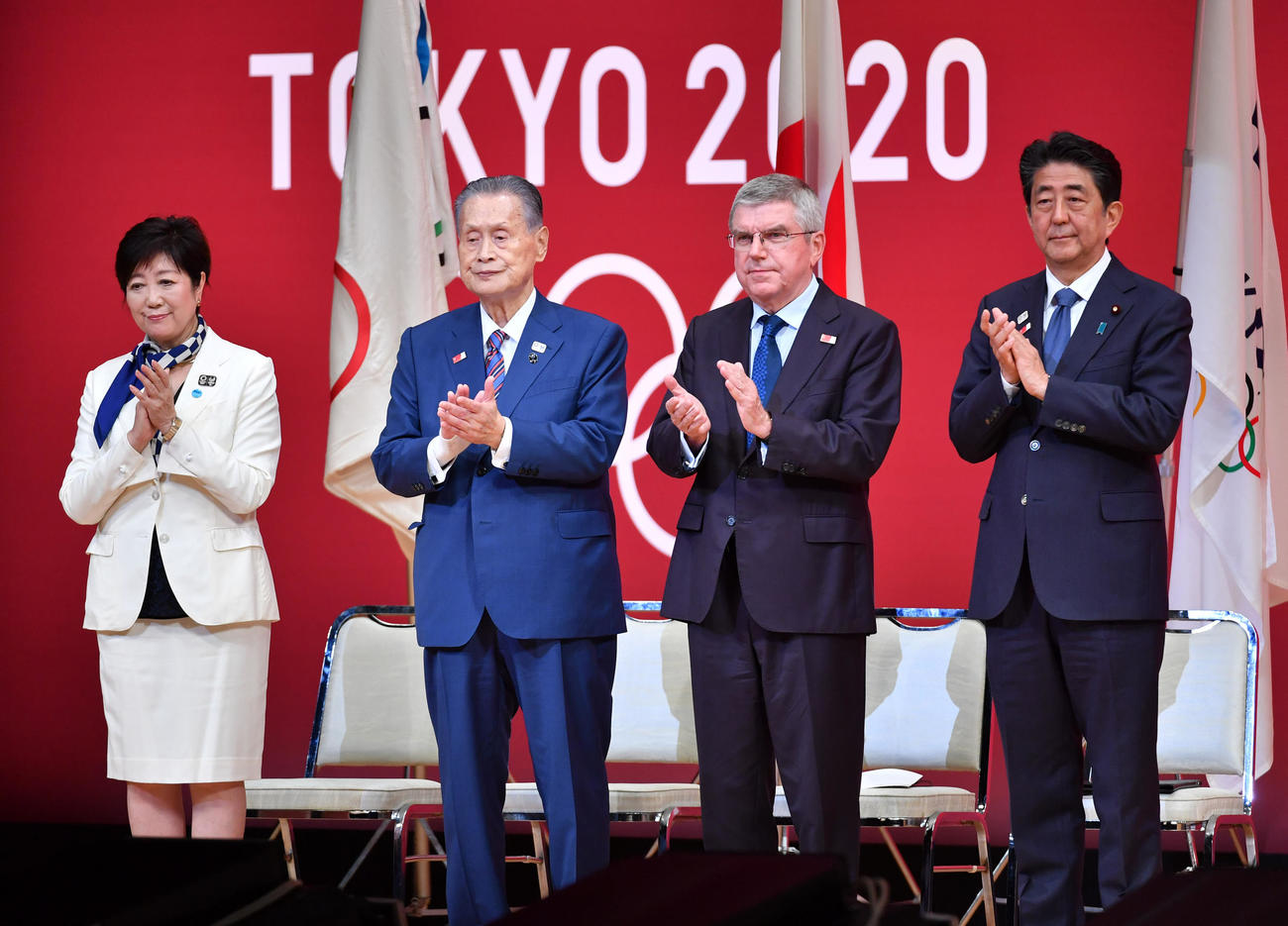 19年7月、東京2020オリンピック1年前セレモニーに出席する森組織委員会会長（左から2人目）。左から小池都知事、1人おいてバッハIOC会長、安倍首相