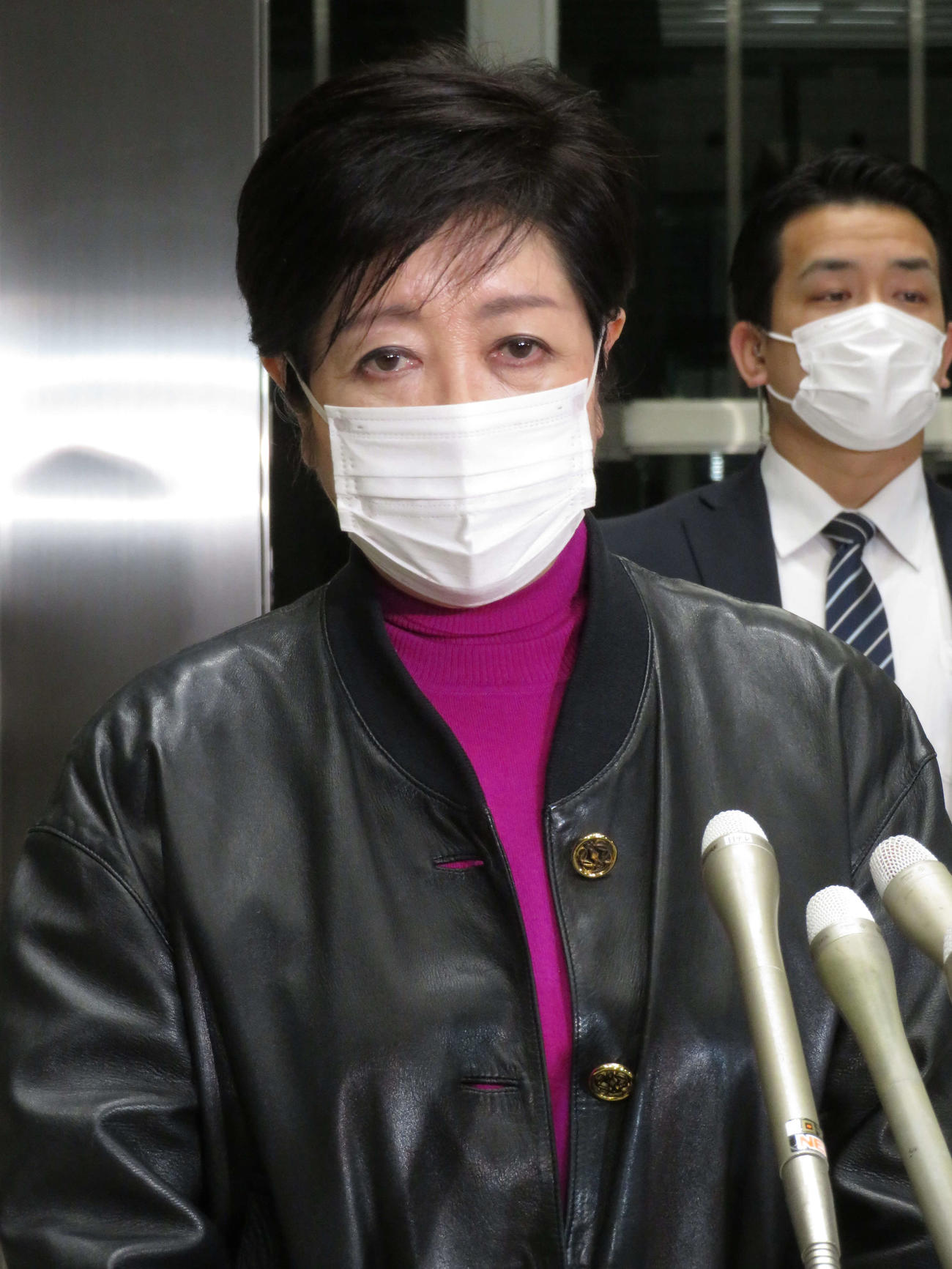 報道陣の取材に応じる小池都知事（撮影・近藤由美子）