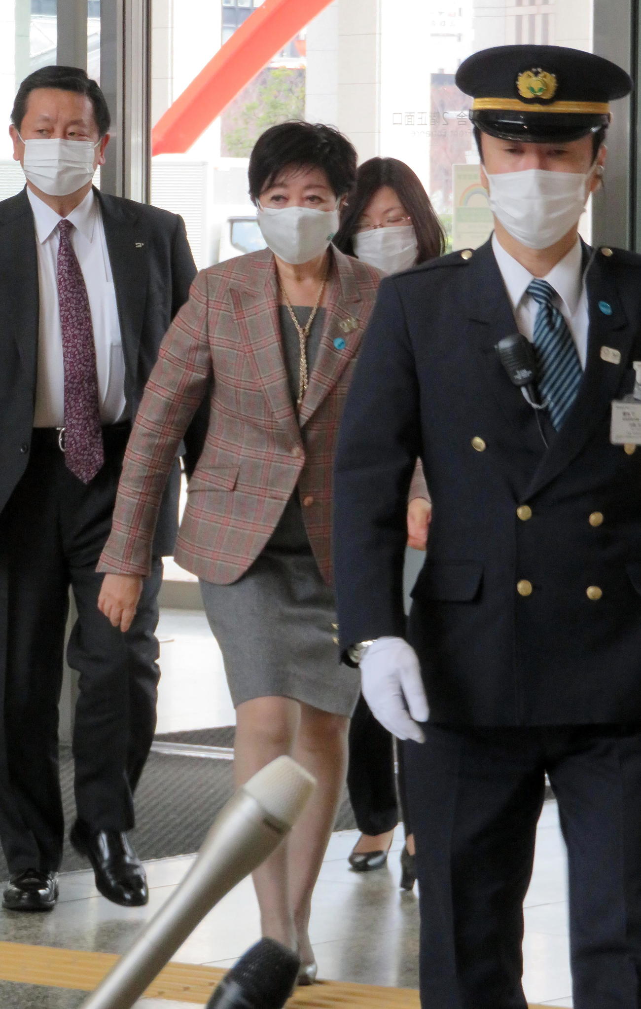 急ぎ足で登庁する小池都知事（撮影・鎌田直秀）