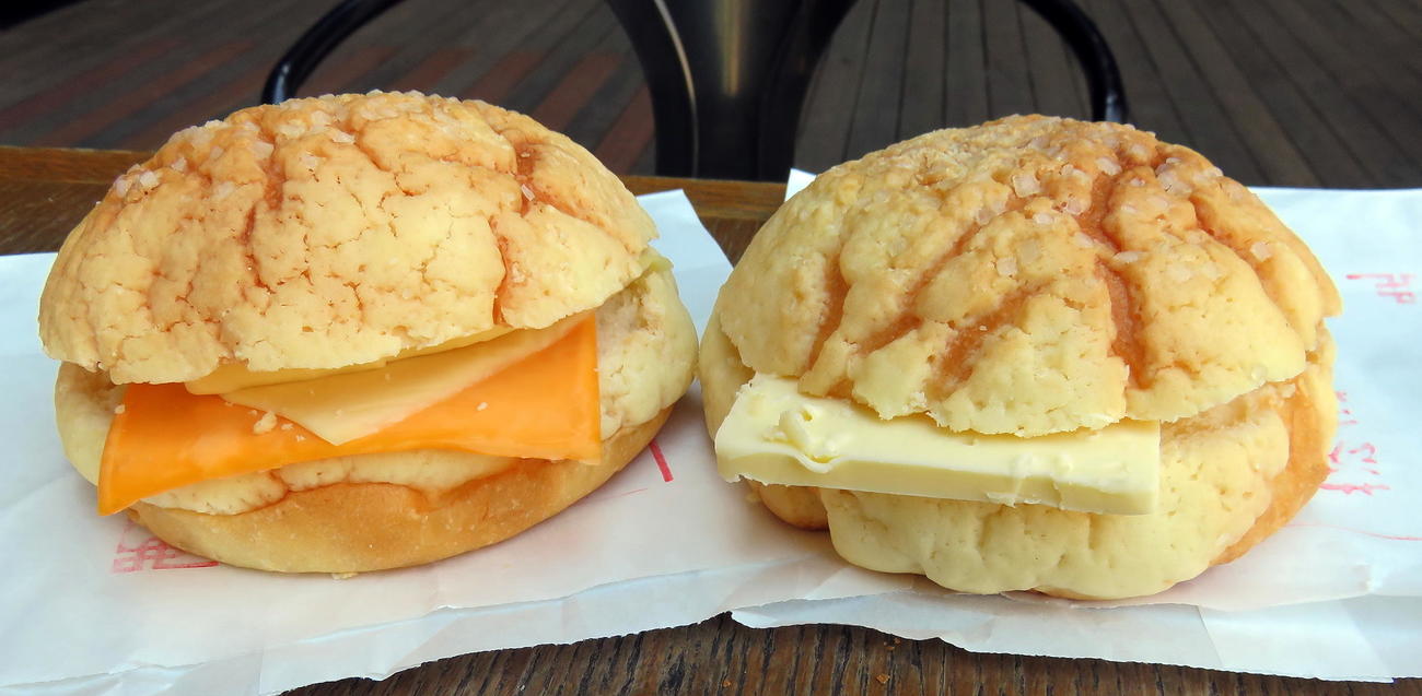 大人気の台湾チーズメロンパン（左）と台湾メロンパン（撮影・鎌田直秀）