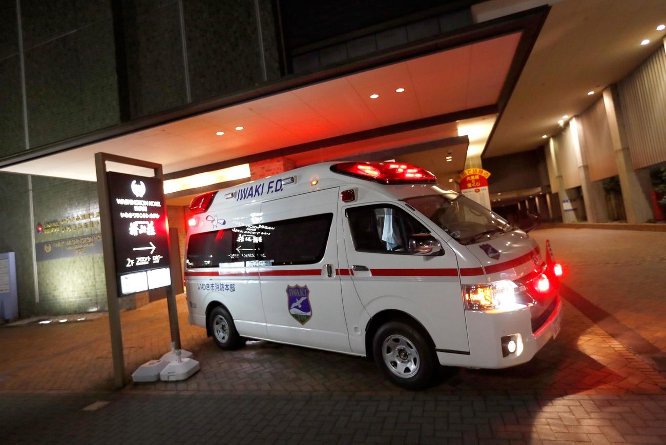 福島・いわき市のホテルには救急車が駆けつけた（ロイター）