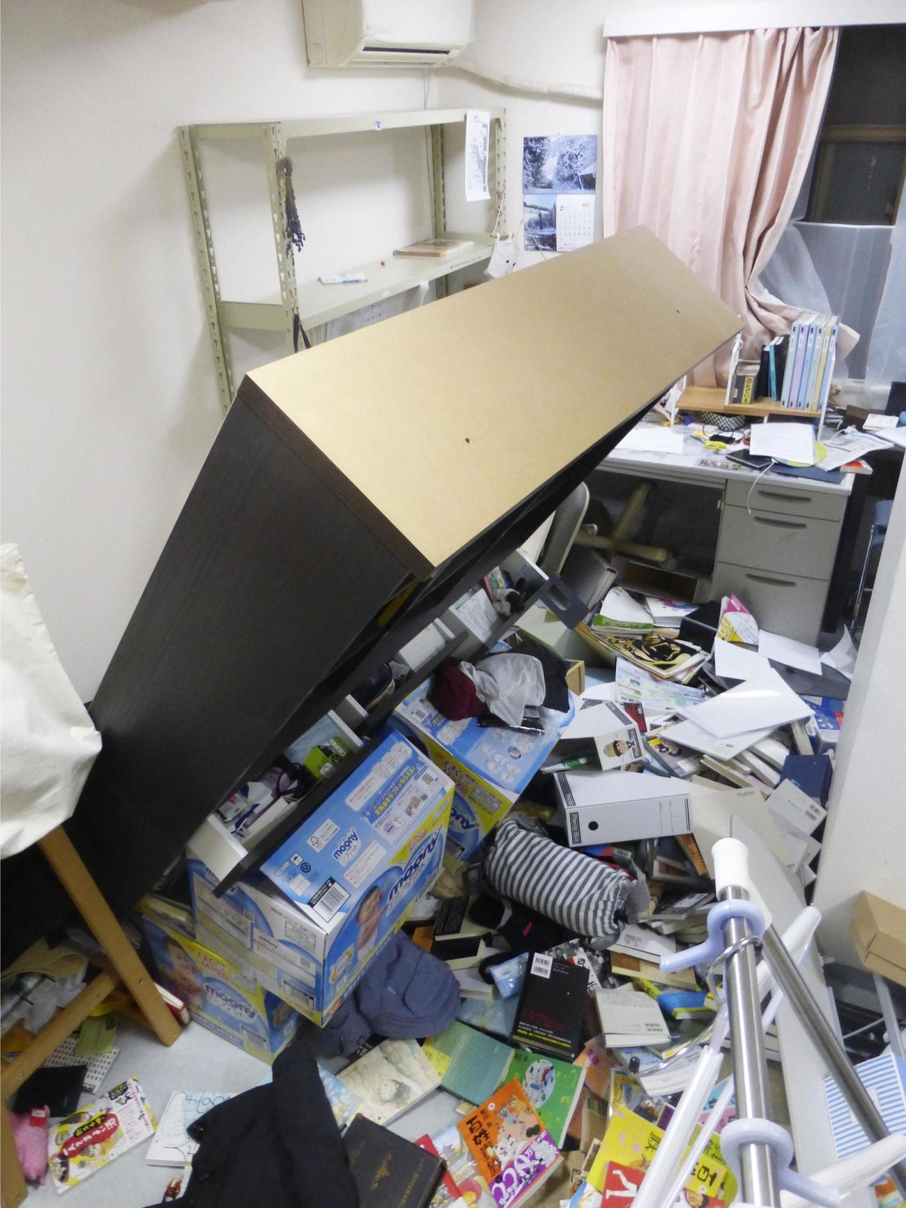 地震のため家具が倒れ、家財が散乱した郡山市内の民家の部屋（共同）