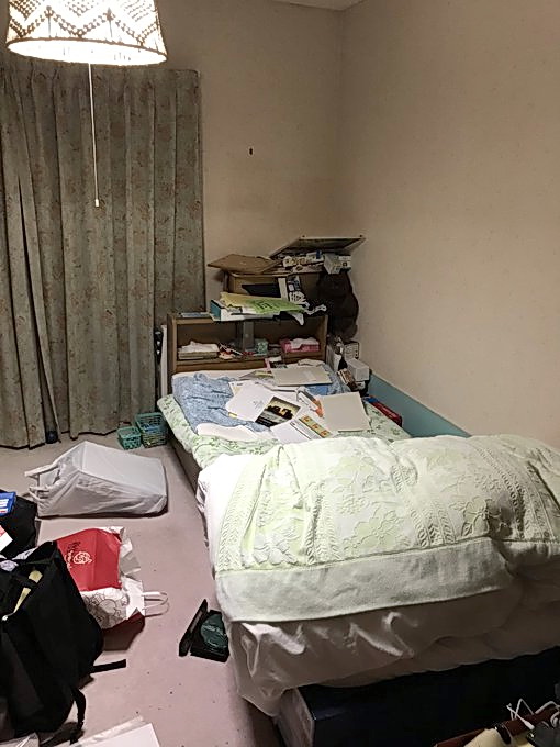棚の物は落ちて散乱するなすびの実家部屋（本人提供）