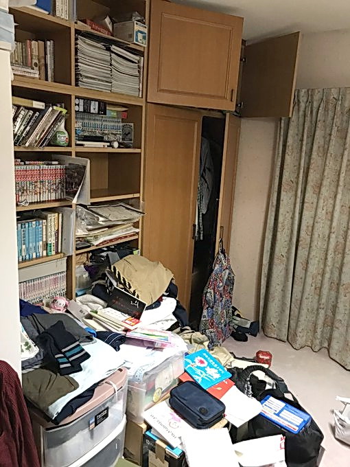 戸棚が開くなどして物が落ちたなすびの実家（本人提供）