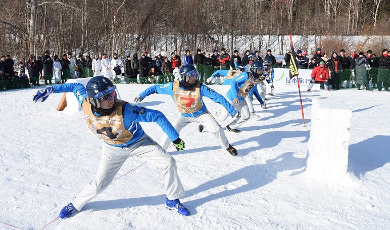 雪球を投げる選手たち