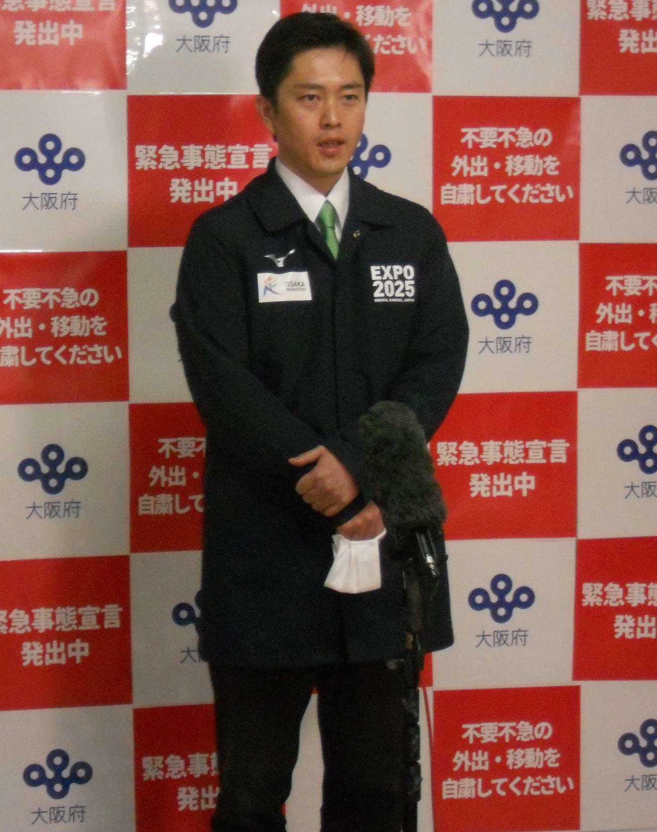 大阪府庁で取材に応じた吉村洋文知事（撮影・松浦隆司）