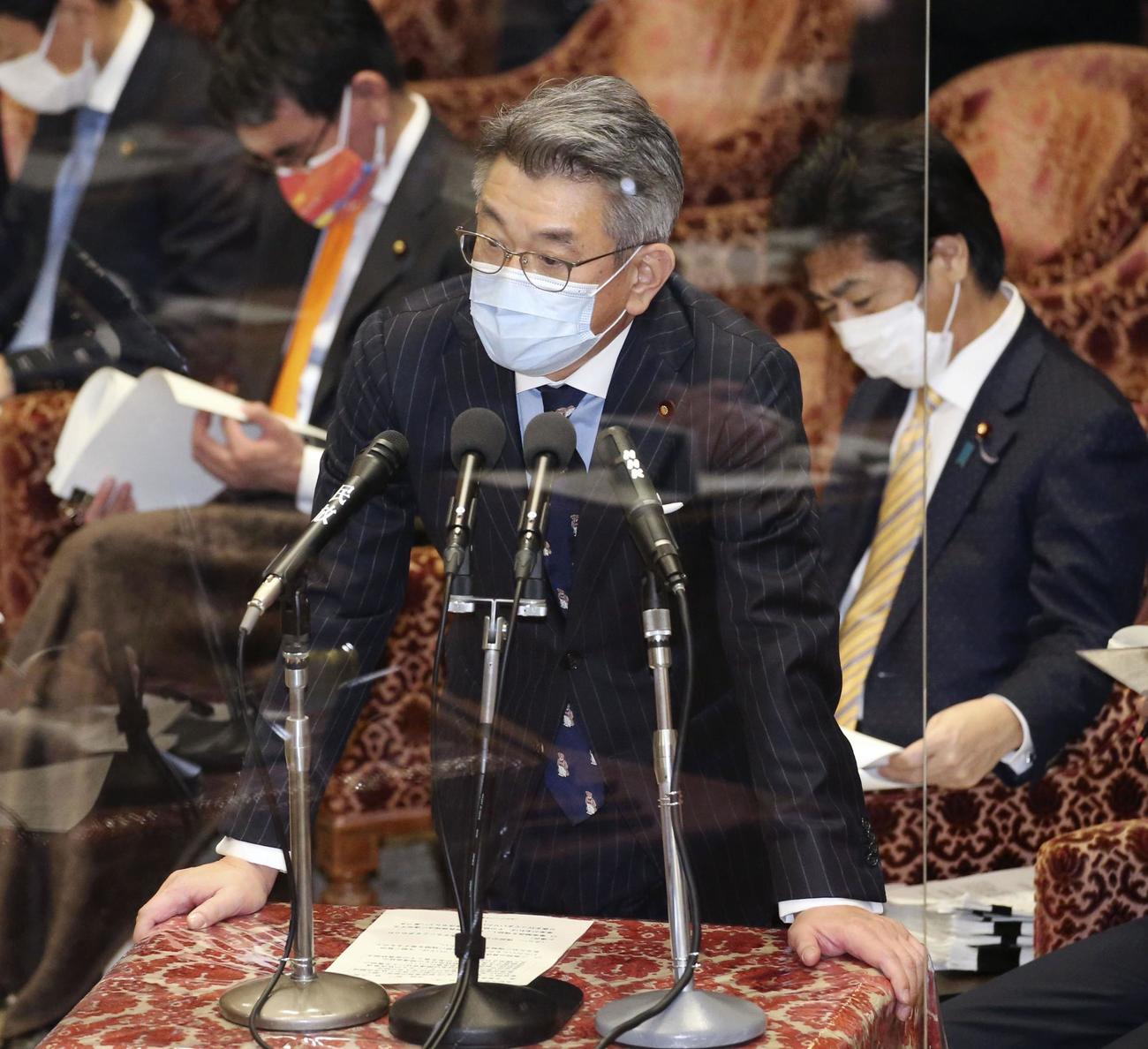 衆院予算委で答弁する武田総務相（共同）