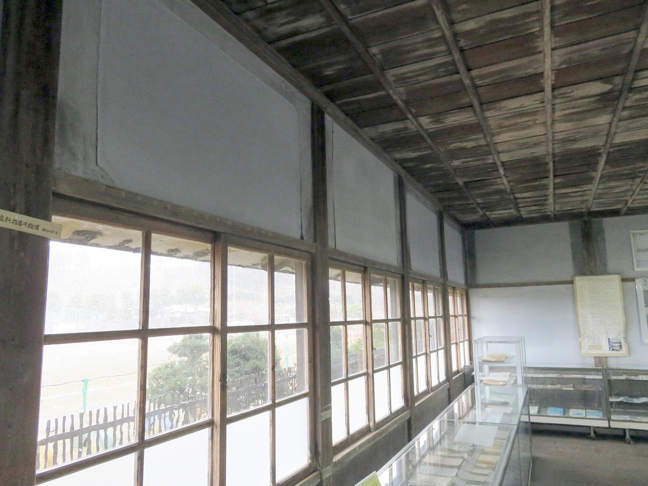 福島県沖地震で一部が破損した登米市教育資料館。壁の修復部分が揺れによって浮き上がった（撮影・鎌田直秀）
