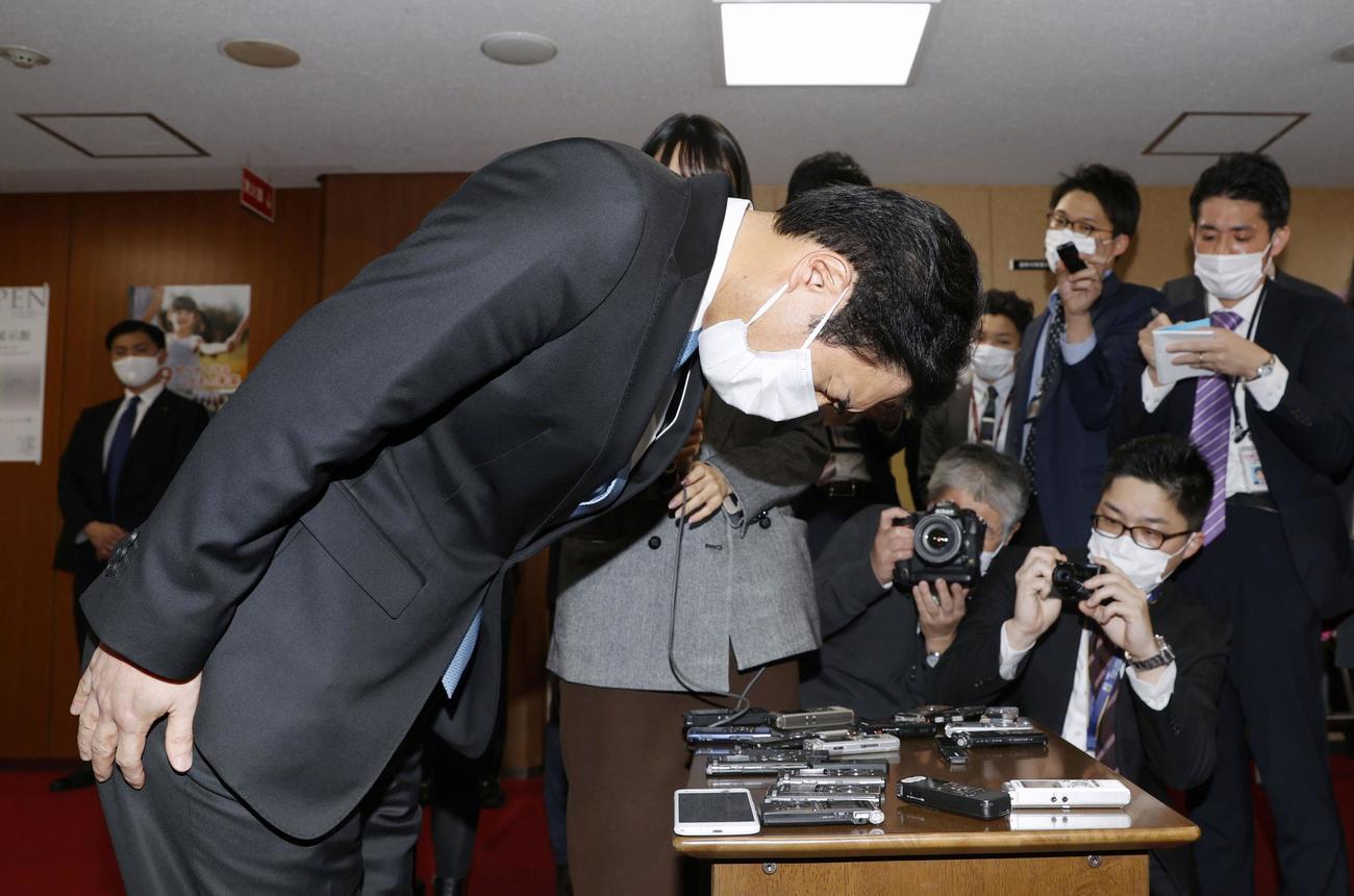 自民党に離党届を提出後、謝罪する白須賀貴樹衆院議員