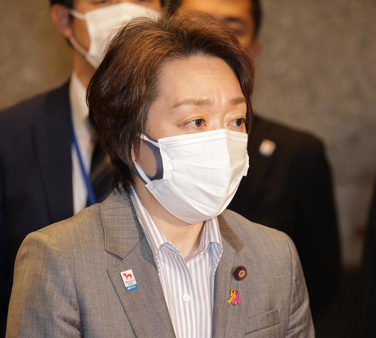 囲み取材に応じる橋本五輪相（撮影・中島郁夫）