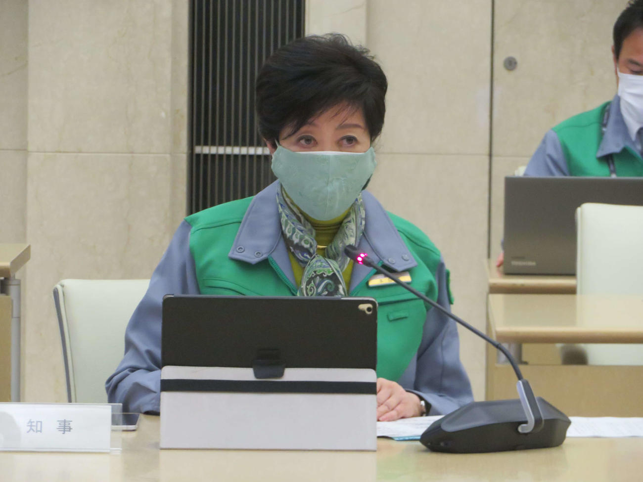 モニタリング会議に出席する小池百合子知事（撮影・沢田直人）