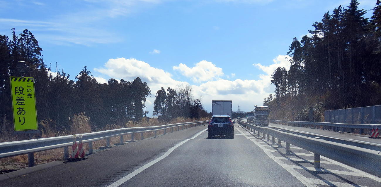 道路にうねりが生じている常磐道（撮影・鎌田直秀）