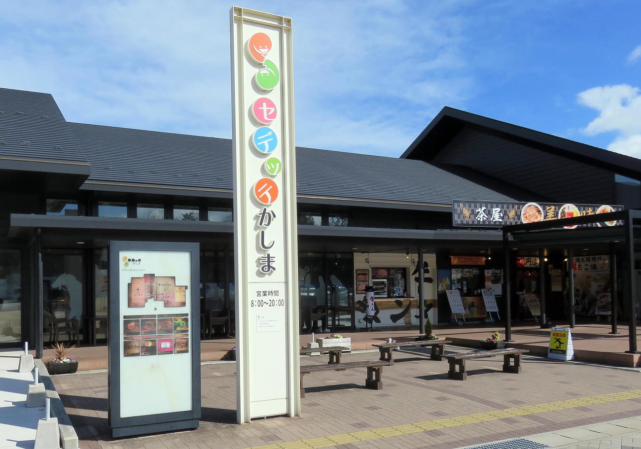 土産物などが散乱した常磐道南相馬鹿島SA内にある「セデッテかしま」（撮影・鎌田直秀）