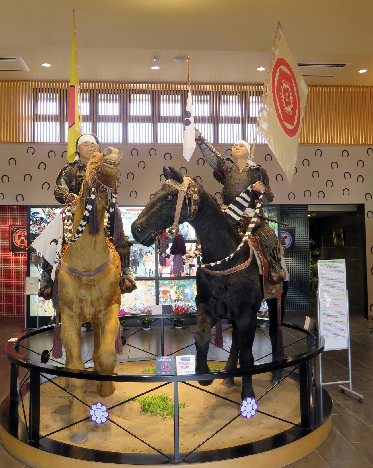 土産物などが散乱した常磐道南相馬鹿島SA内にある野馬追いのモニュメント（撮影・鎌田直秀）