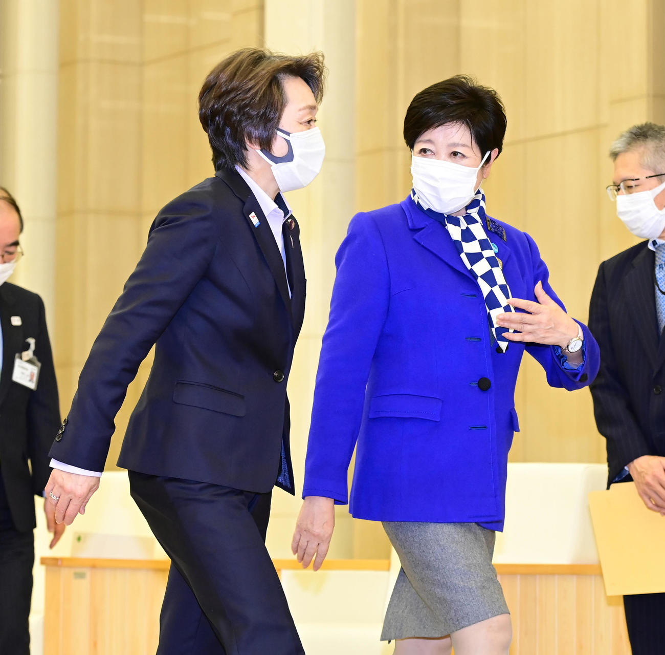 橋本聖子東京五輪・パラリンピック組織委員会会長（左）は小池百合子東京都知事への就任あいさつを終え、笑顔で引き揚げる（撮影・小沢裕）