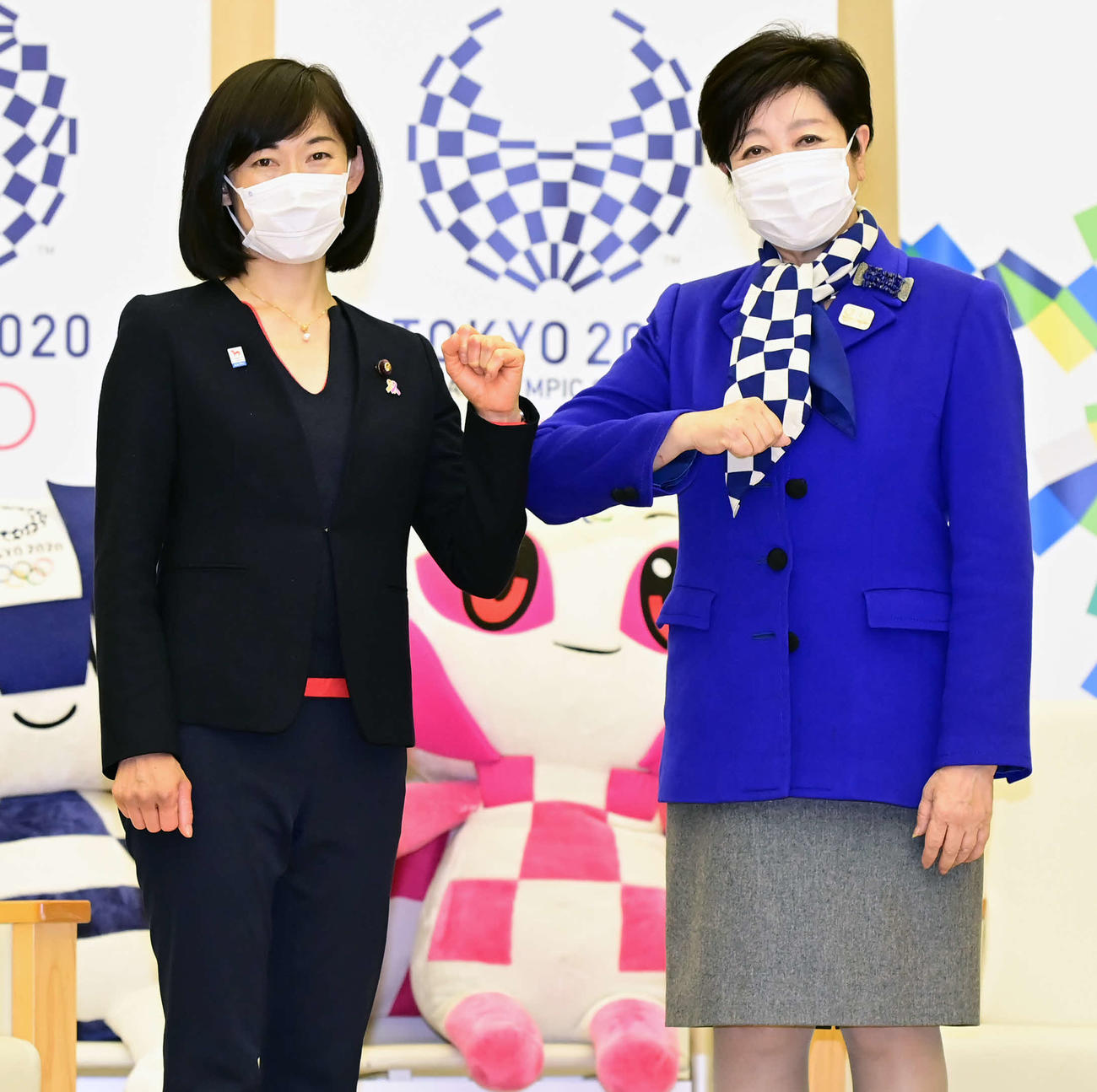 就任あいさつで都庁を訪問した丸川五輪相（左）は小池都知事と笑顔で肘タッチする（撮影・小沢裕）
