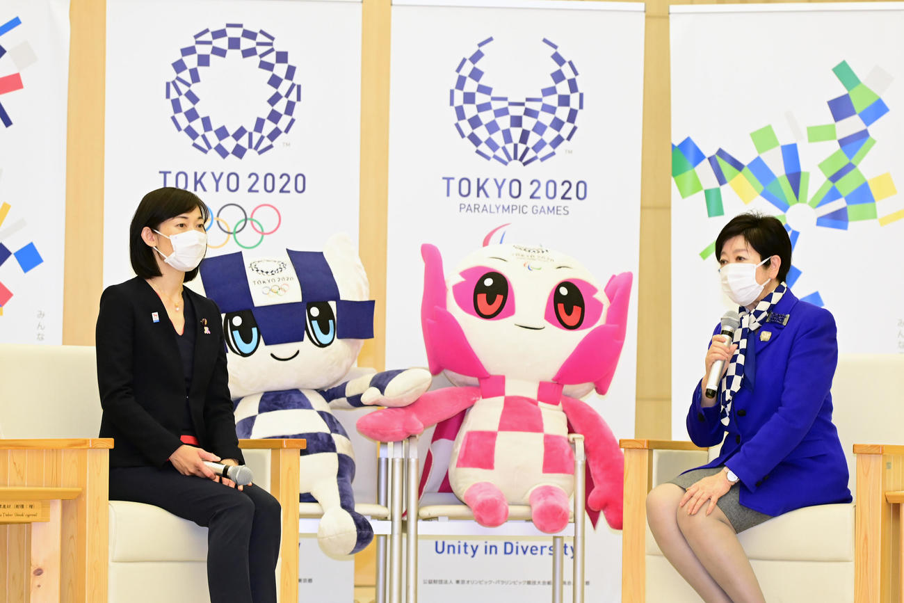 就任あいさつで都庁を訪問した丸川五輪相（左）を激励する小池都知事（撮影・小沢裕）