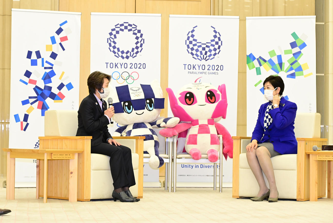 就任あいさつのため東京都庁を訪問した東京五輪・パラリンピック組織委員会の橋本会長（左）は小池都知事に開催への抱負を語る（撮影・小沢裕）
