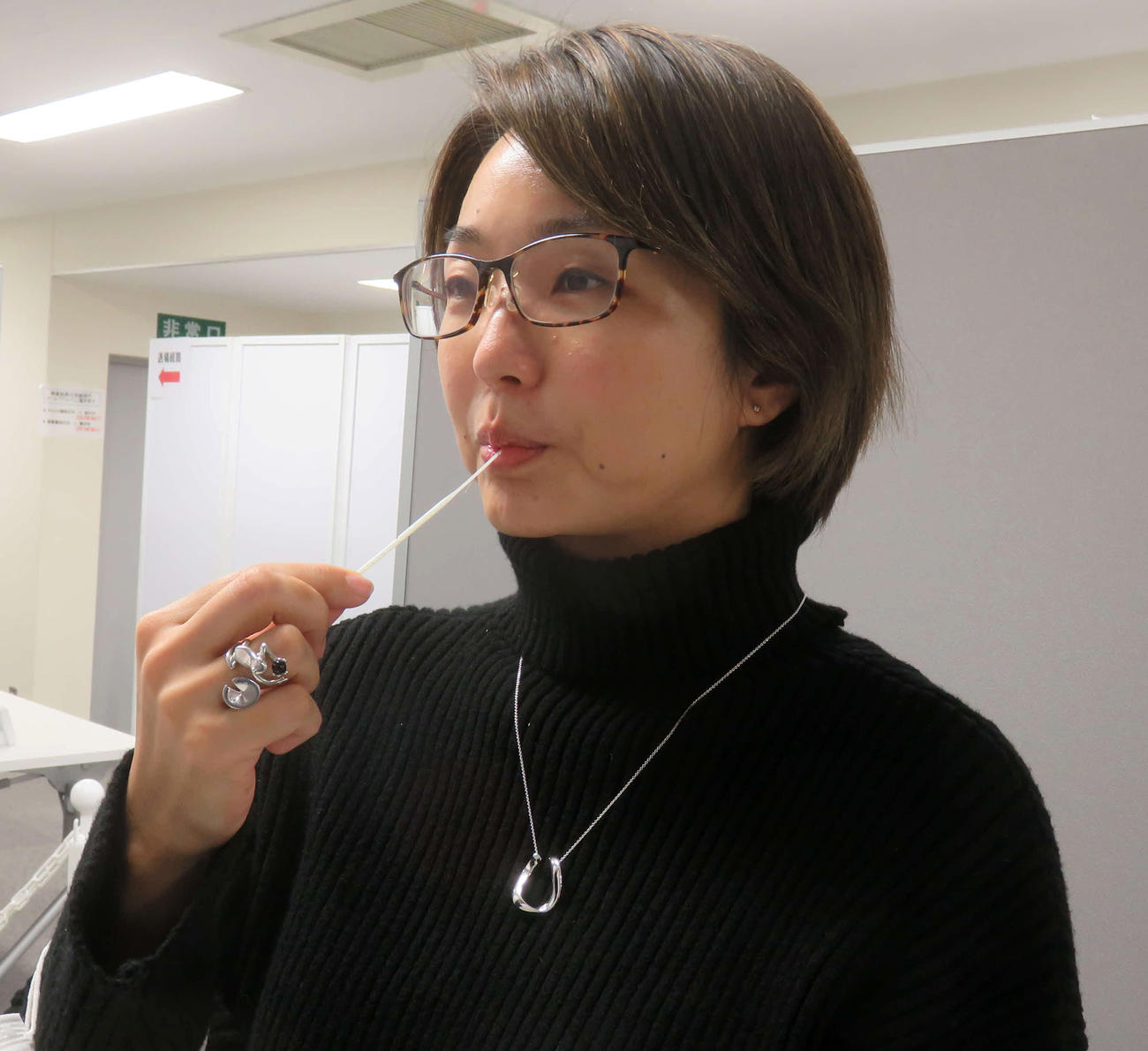 専用の綿棒を口にふくみ、舌の上に30秒間置いて唾液を採取する（撮影・大上悟）