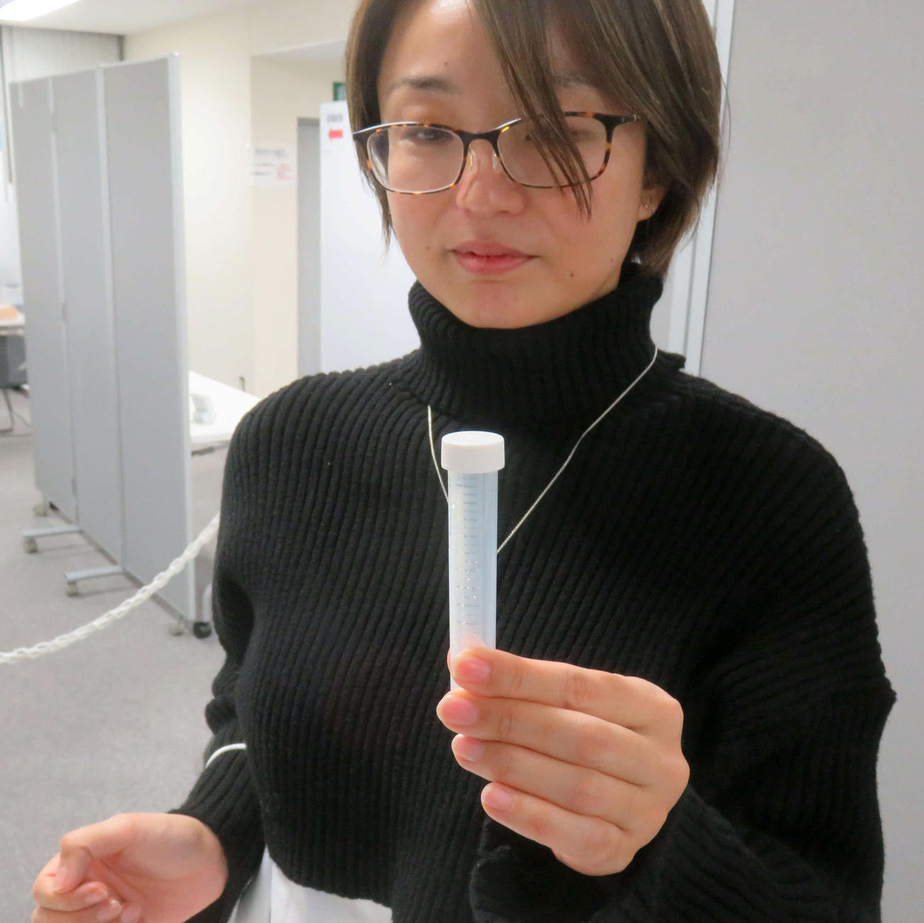 唾液を採取した専用の綿棒を試薬が入った試験管に入れ、キャップを閉じて終了（撮影・大上悟）