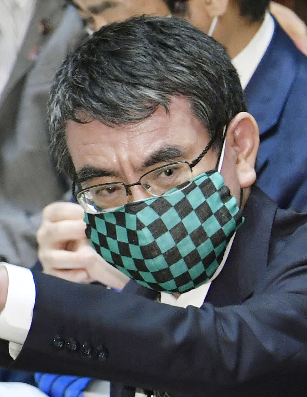 2重マスクで衆院予算委員会に出席した河野行革相（共同）