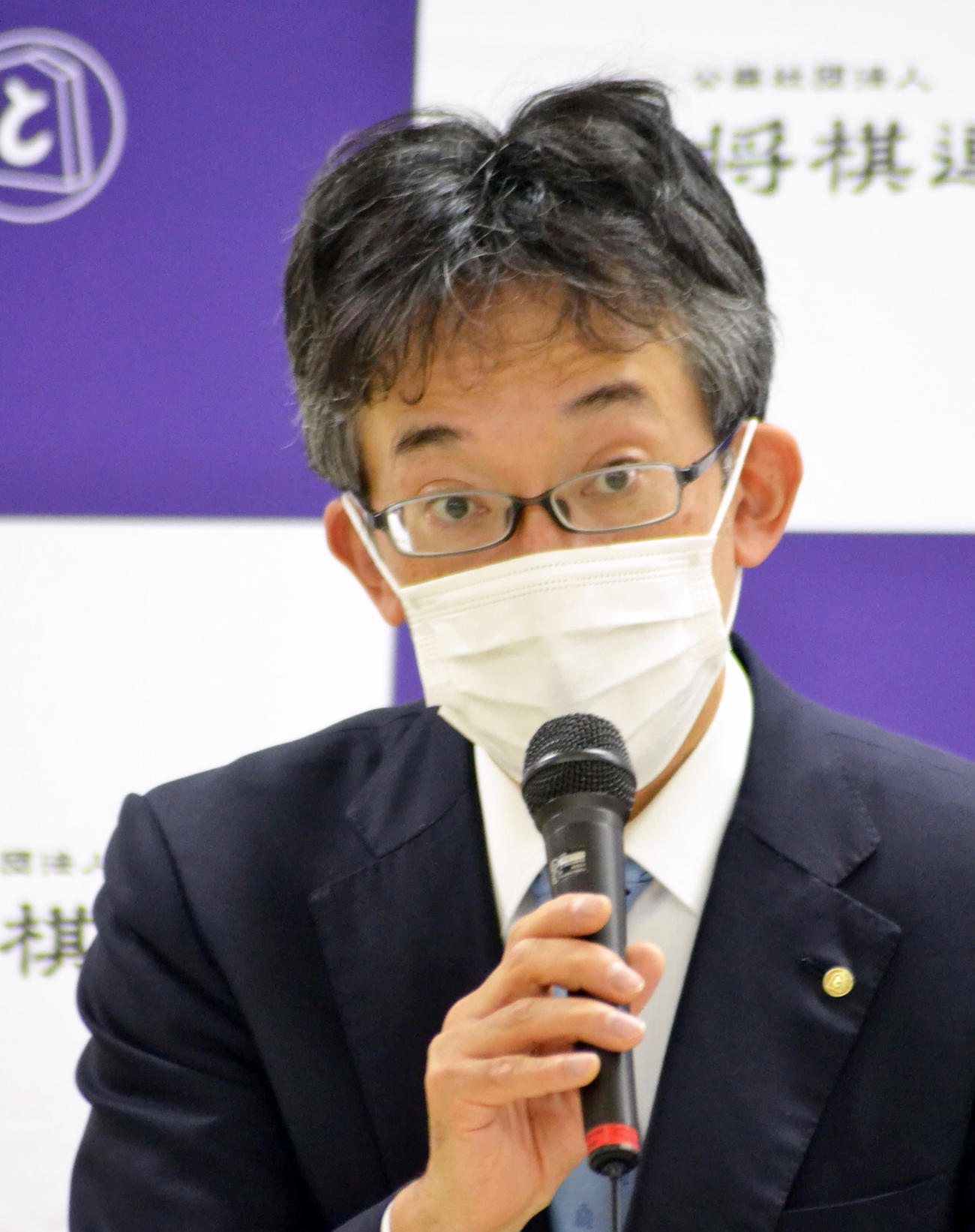 臨時棋士総会の後、記者会見に応じた日本将棋連盟の佐藤康光会長（撮影・赤塚辰浩）