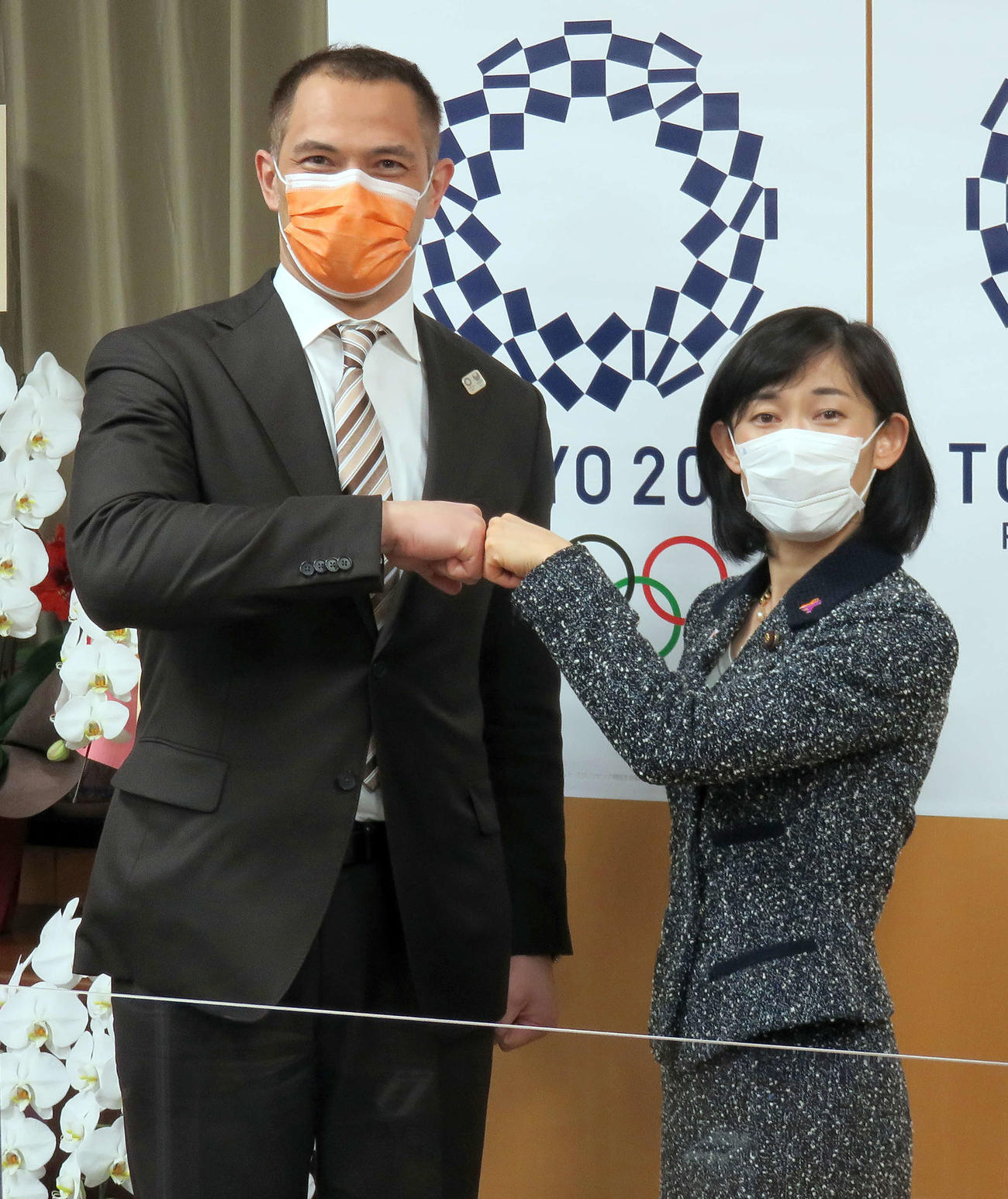 スポーツ庁の室伏長官（左）と笑顔でグータッチする丸川五輪相（撮影・鎌田直秀）