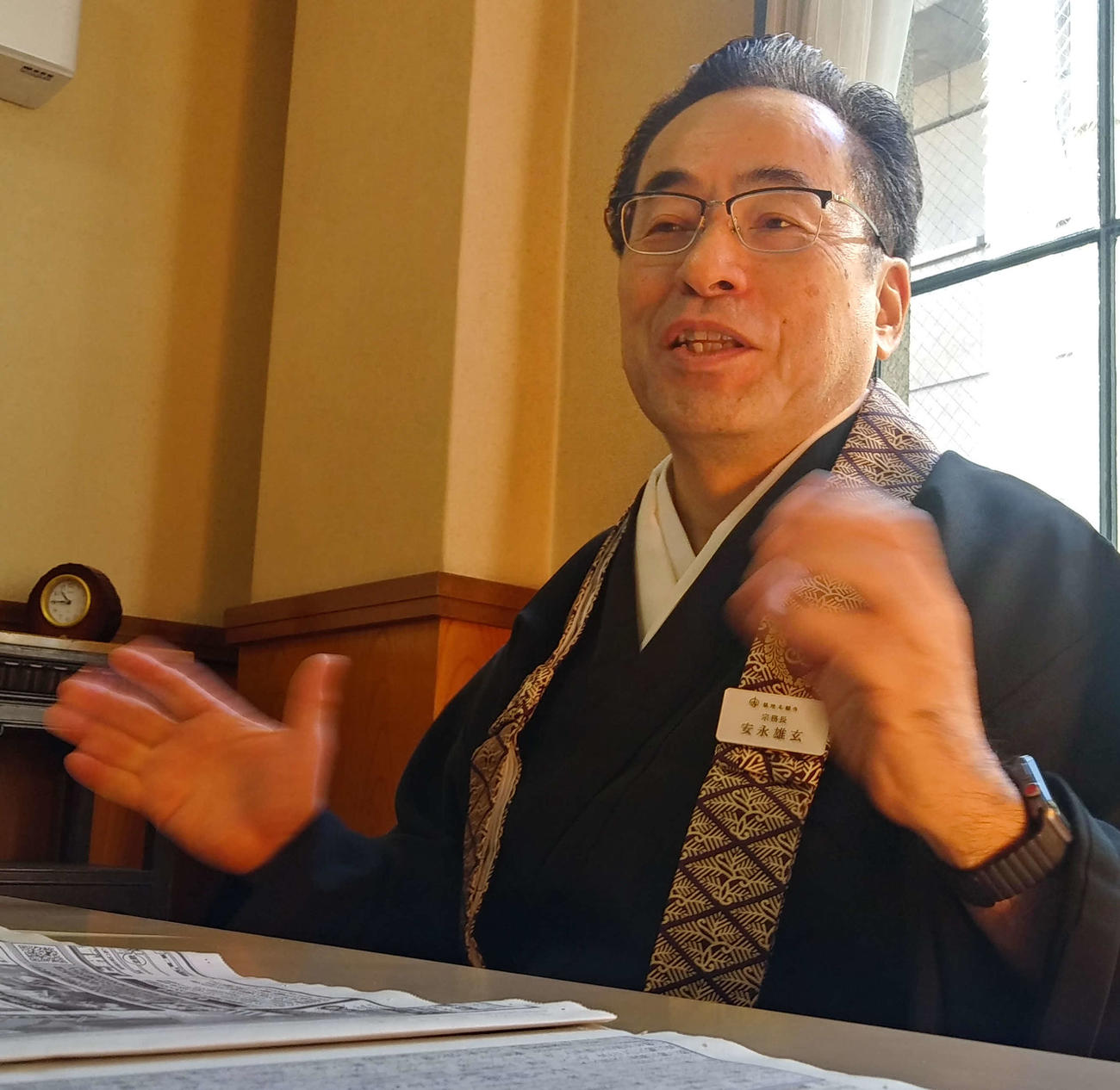 安永宗務長は、手振りを交えてこれからのお寺のあり方を熱っぽく語った