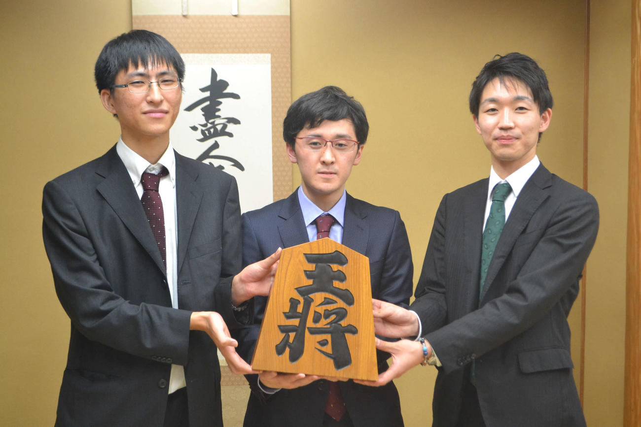 前回の三段リーグを突破した右から冨田誠也四段、伊藤匠四段と、次点2回でフリークラスからスタートの古賀悠聖四段
