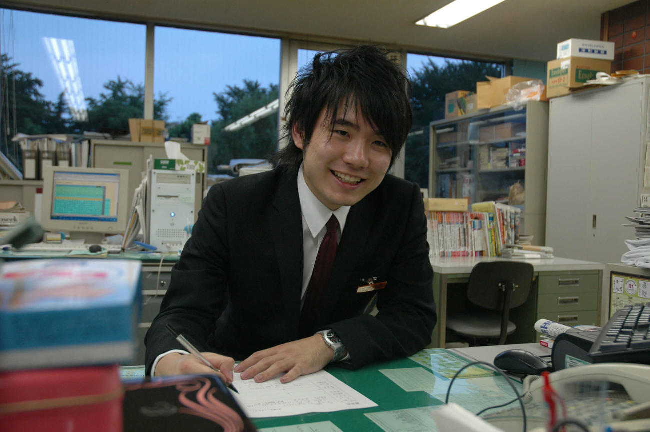 三段リーグを突破して新四段の調査書を書き込む佐藤天彦現九段（06年9月撮影）