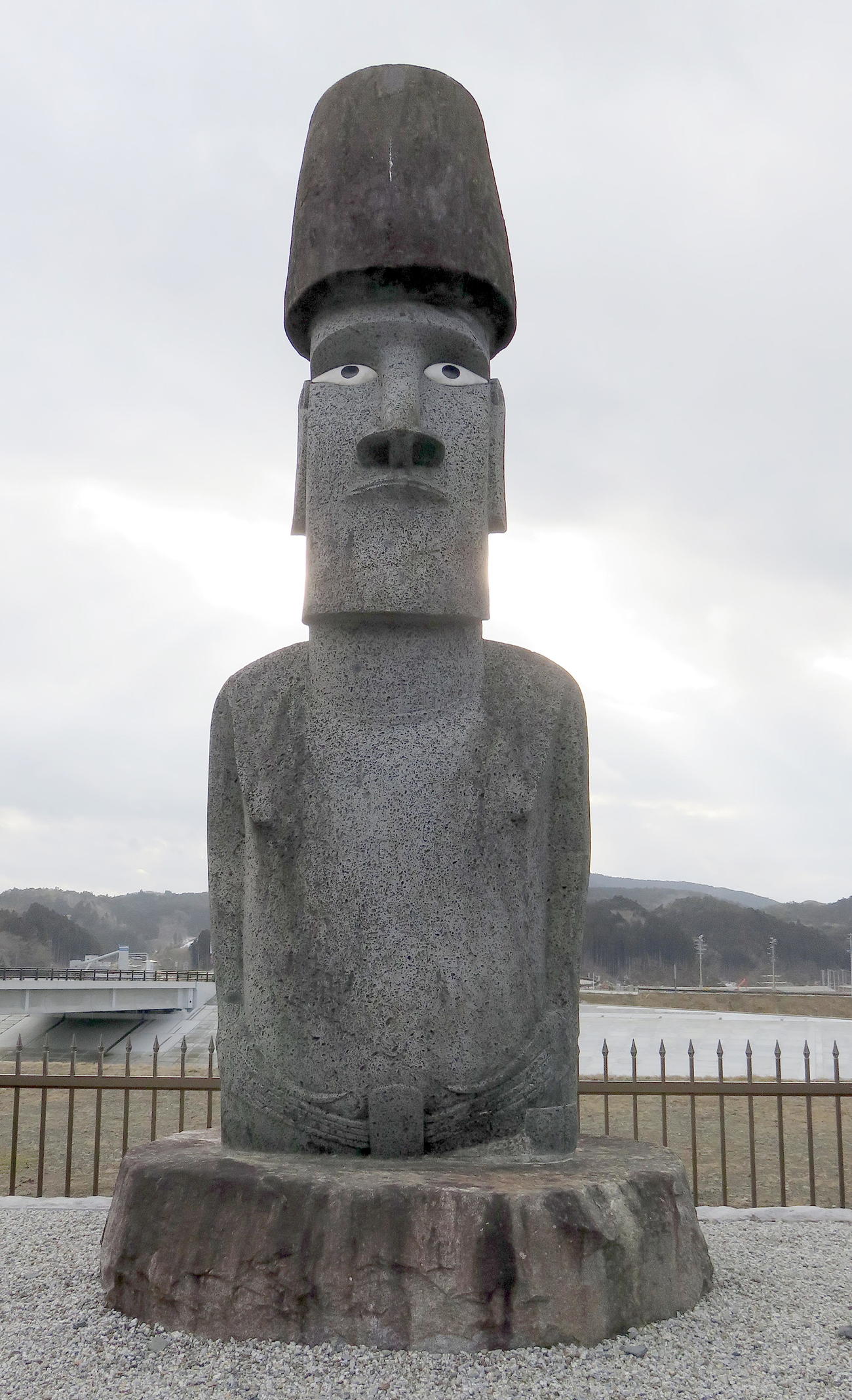 南三陸さんさん商店街に立つチリ領イースター島から贈られたモアイ像（撮影・鎌田直秀）