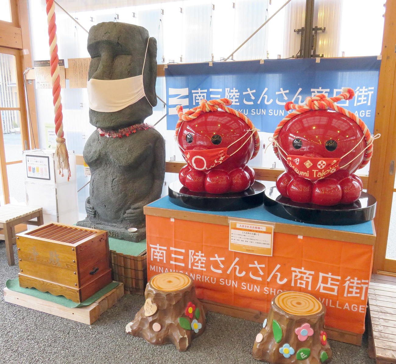 南三陸さんさん商店街のモアイ像（左）とオクトパス君（撮影・鎌田直秀）