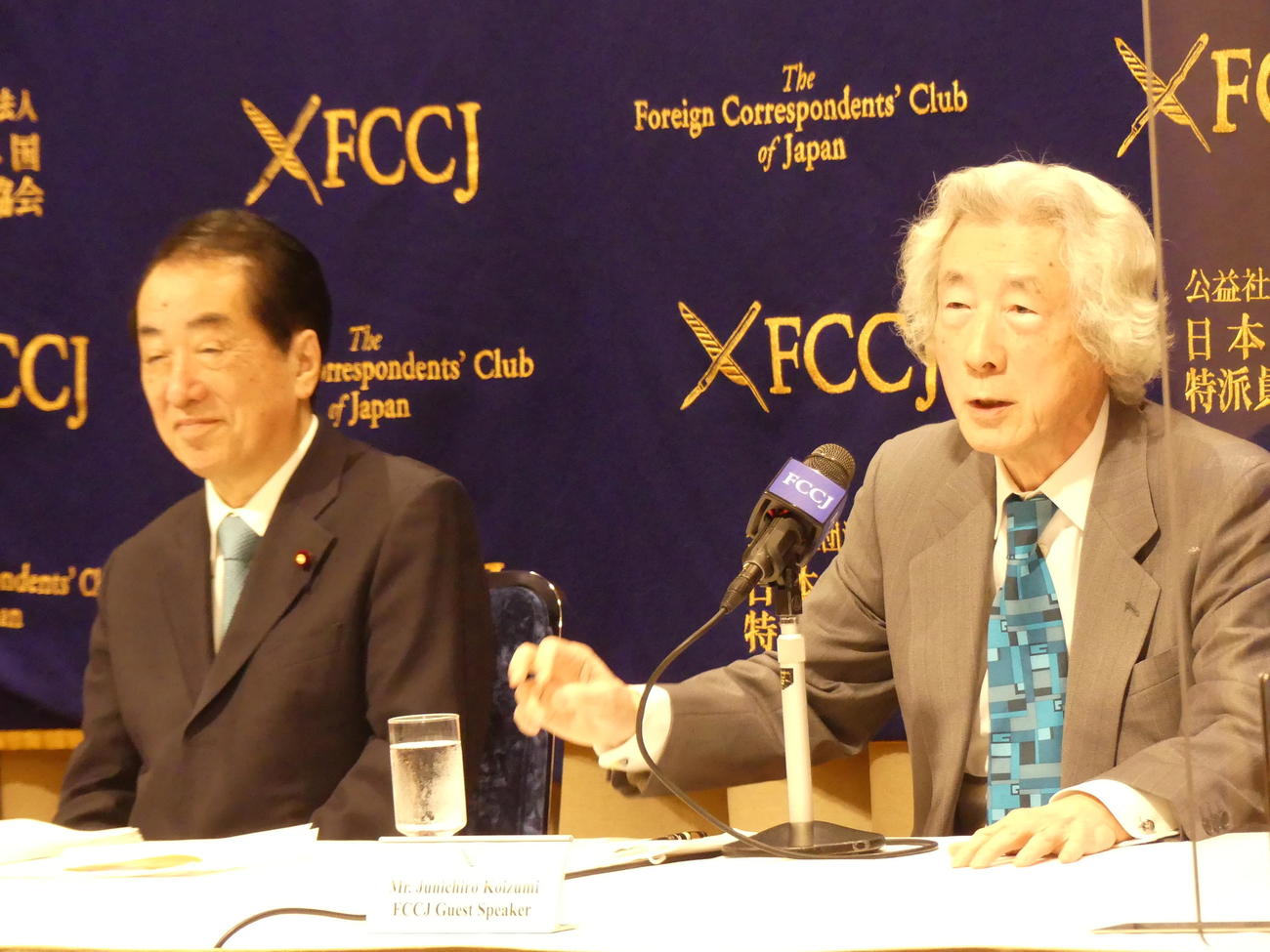 党派を超えて原発ゼロを訴える記者会見に臨む小泉純一郎元首相（右）と菅直人元首相