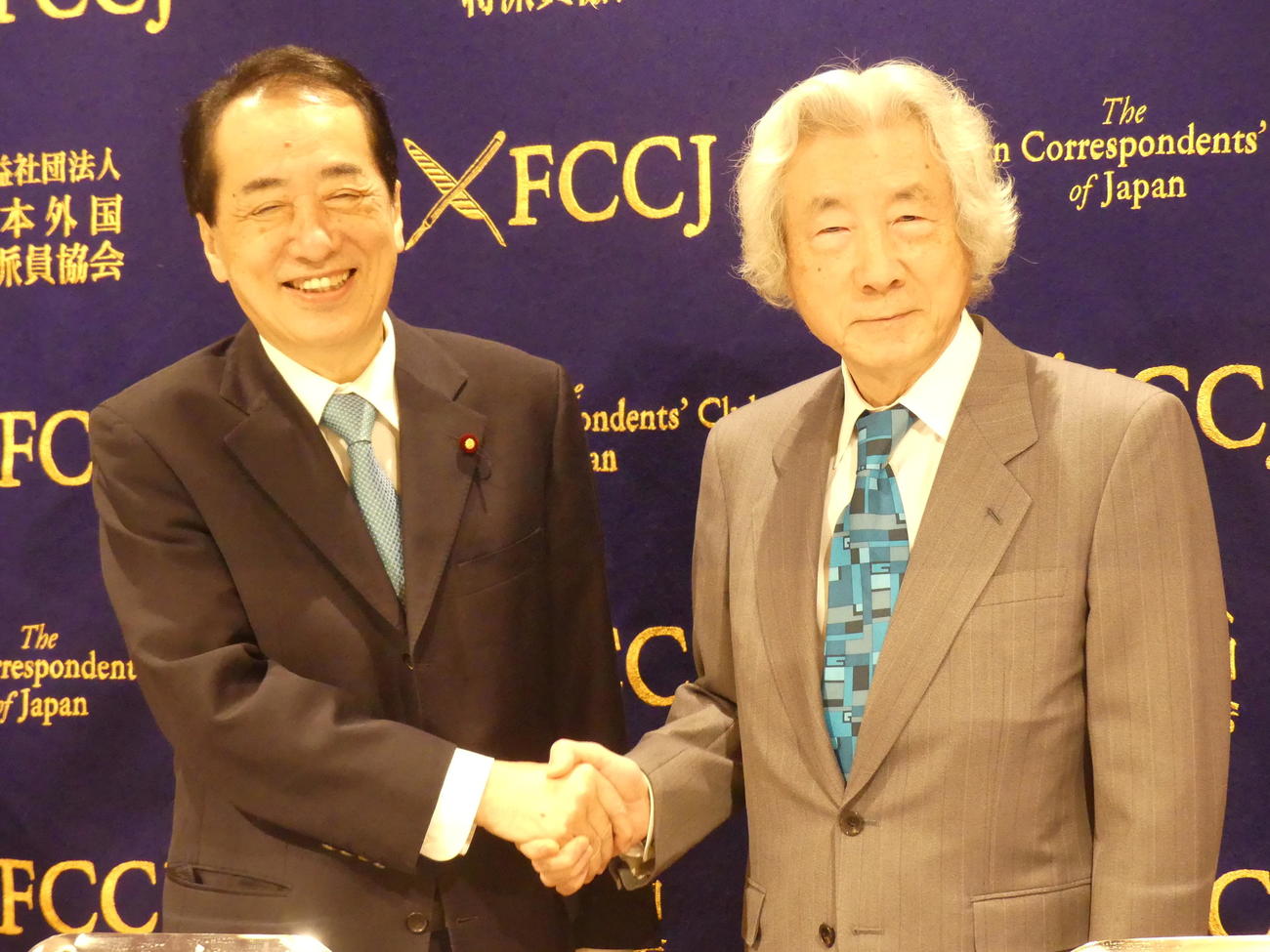 党派を超える形で、ともに原発ゼロを訴える記者会見に臨んだ菅直人元首相（左）と小泉純一郎元首相