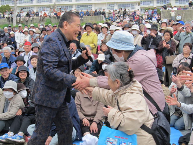 被災者と握手し激励する千昌夫（11年、陸前高田市）
