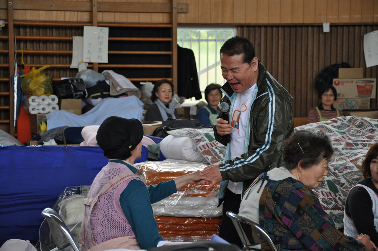 避難所を訪れ、被災者を激励する千昌夫（11年、陸前高田市）