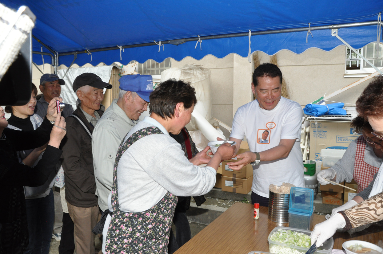炊き出しでラーメンを振る舞う千昌夫（11年、陸前高田市）