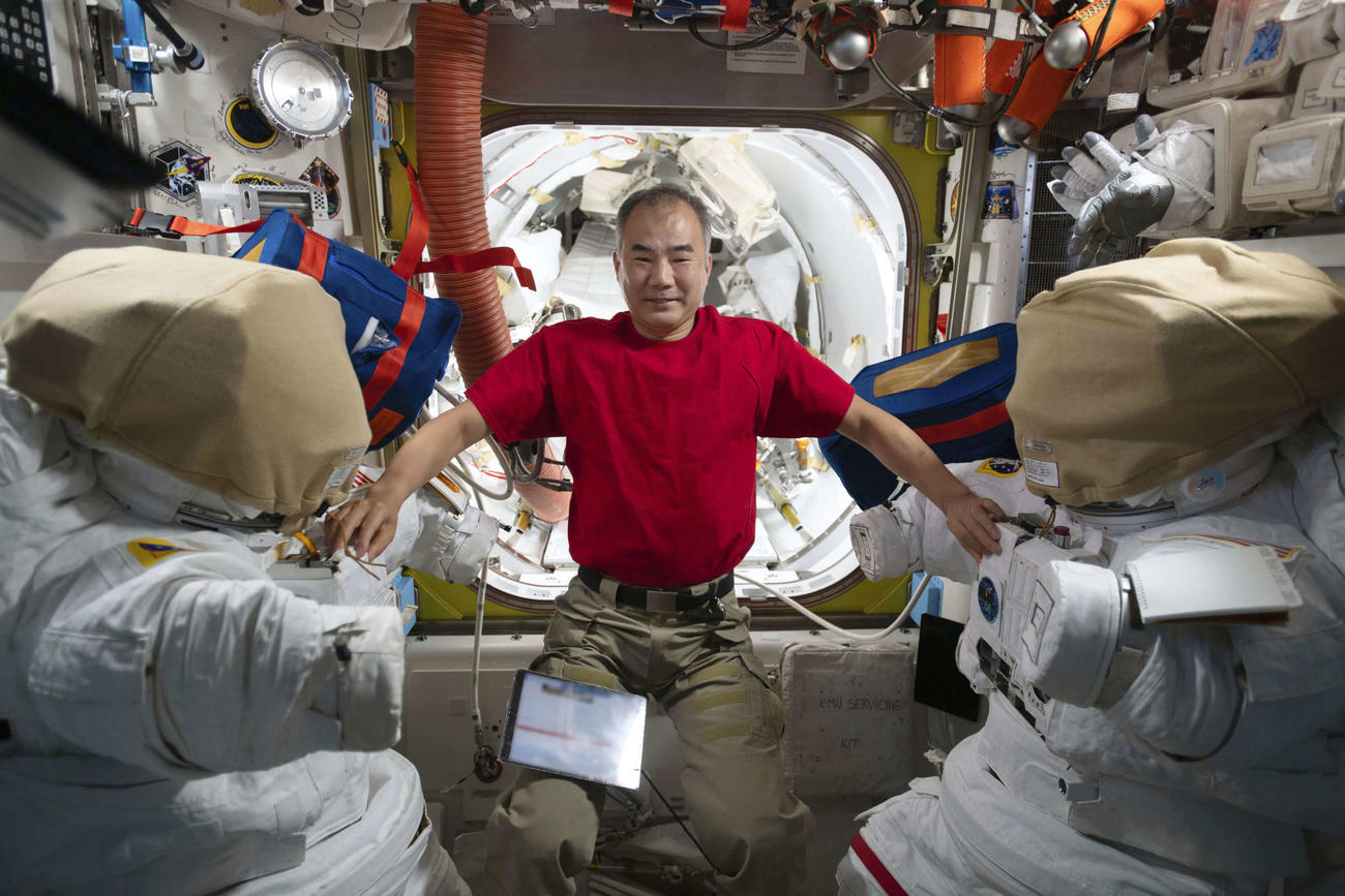 1月、長期滞在中の国際宇宙ステーションで宇宙服と写真に写る野口聡一さん（JAXA／NASA提供＝共同）