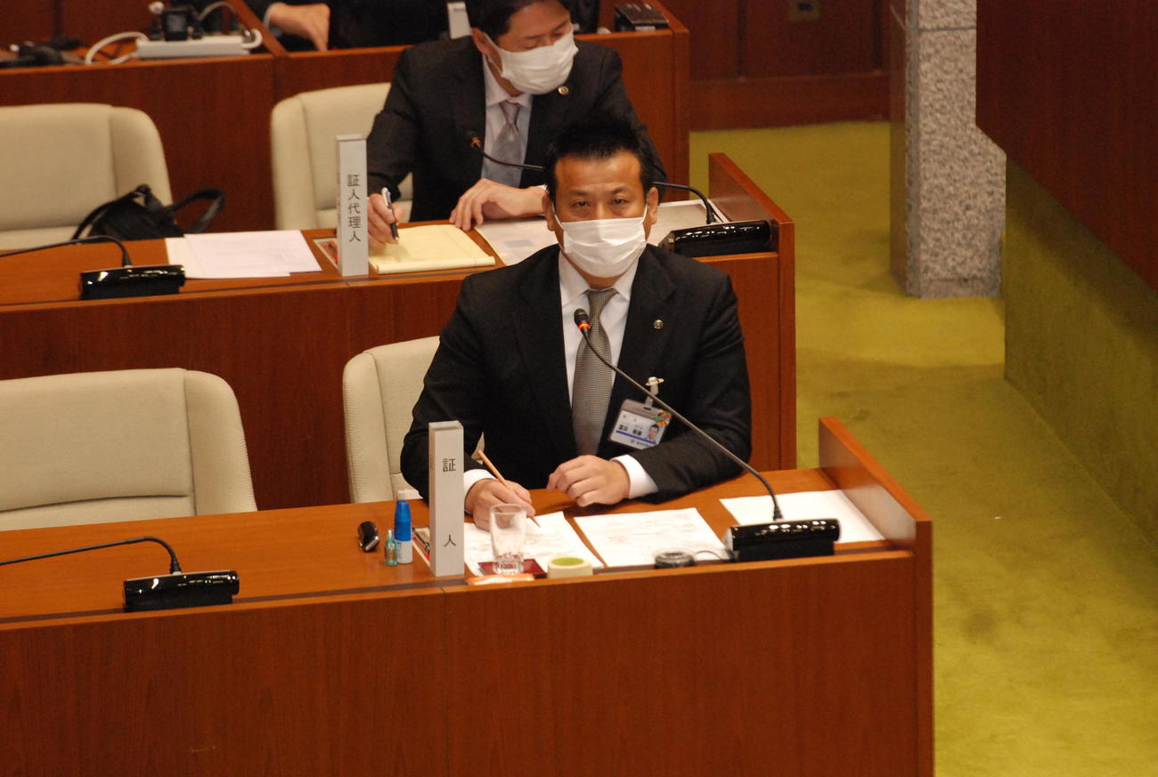 大阪府池田市議会100条委員会で証言する冨田裕樹市長（撮影・松浦隆司）