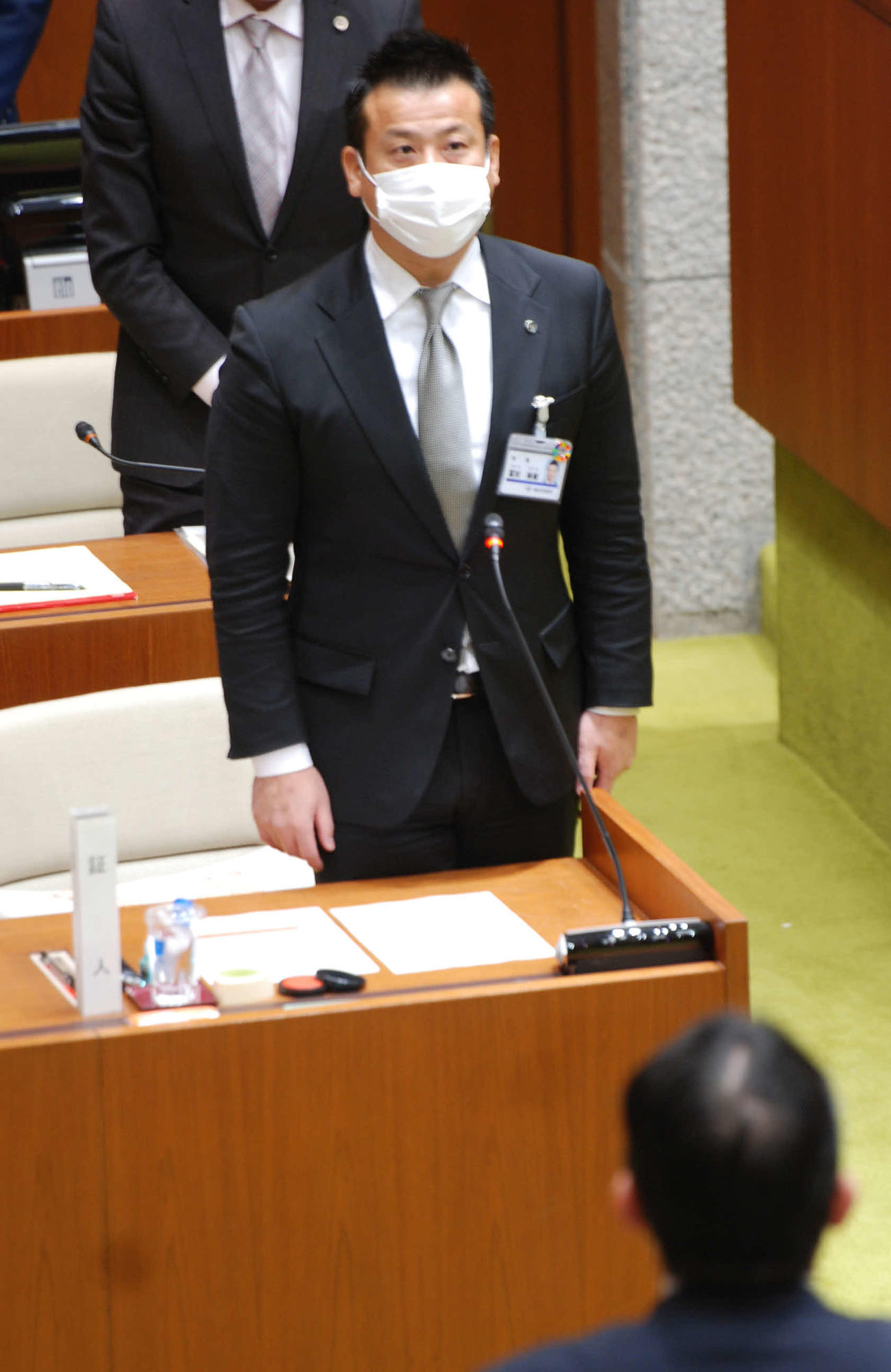 大阪府池田市議会100条委員会で証言する冨田裕樹市長