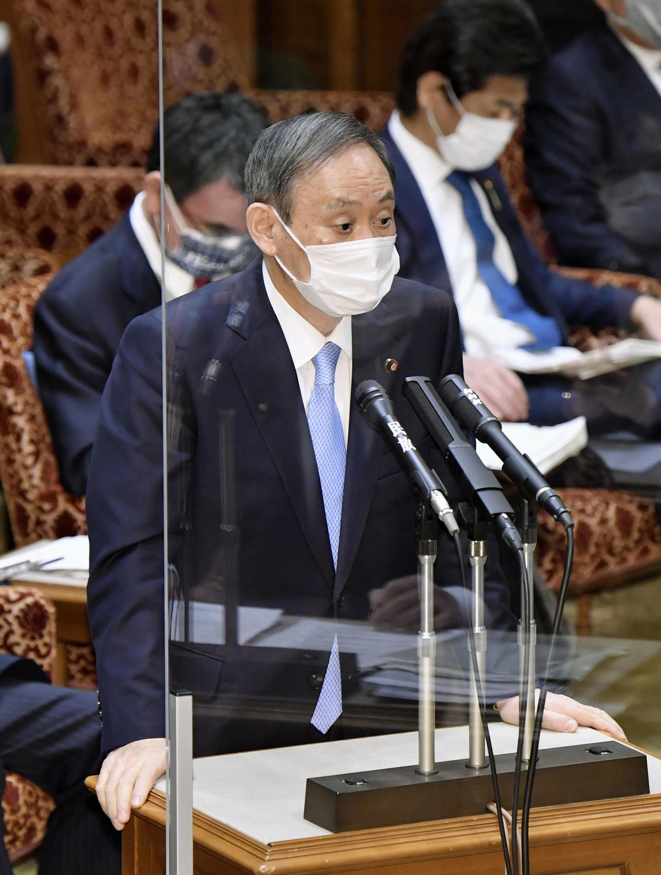 参院予算委で答弁する菅首相（共同）