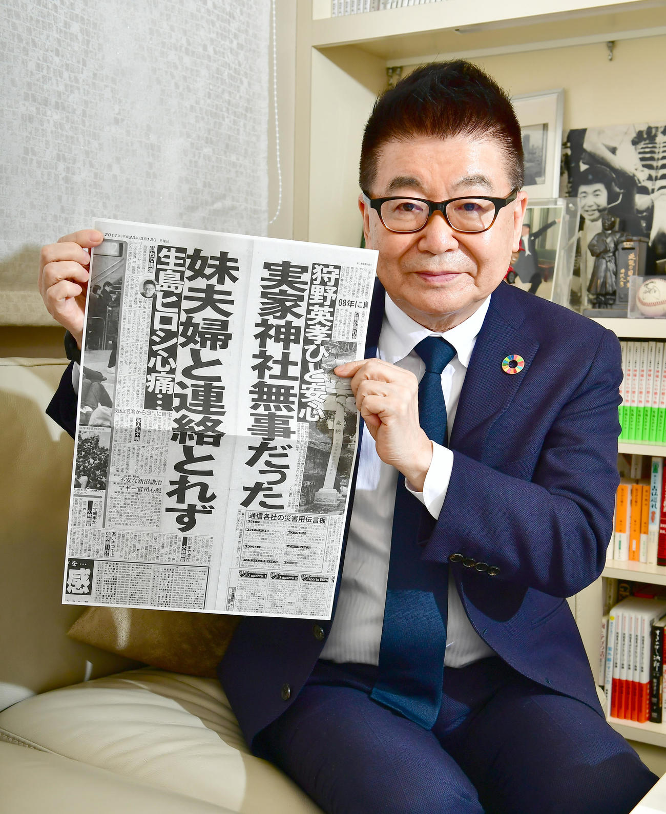 東日本大震災による津波で犠牲となった妹夫婦の様子を報じた本紙のスクラップ記事を手にする生島ヒロシ（撮影・小沢裕）