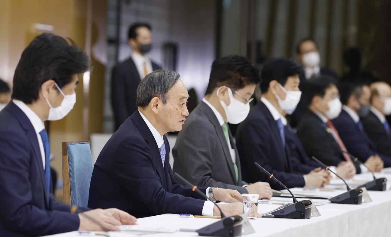 新型コロナウイルス感染症対策本部で、首都圏1都3県の緊急事態宣言の再延長を表明する菅首相（左から2人目）（共同）
