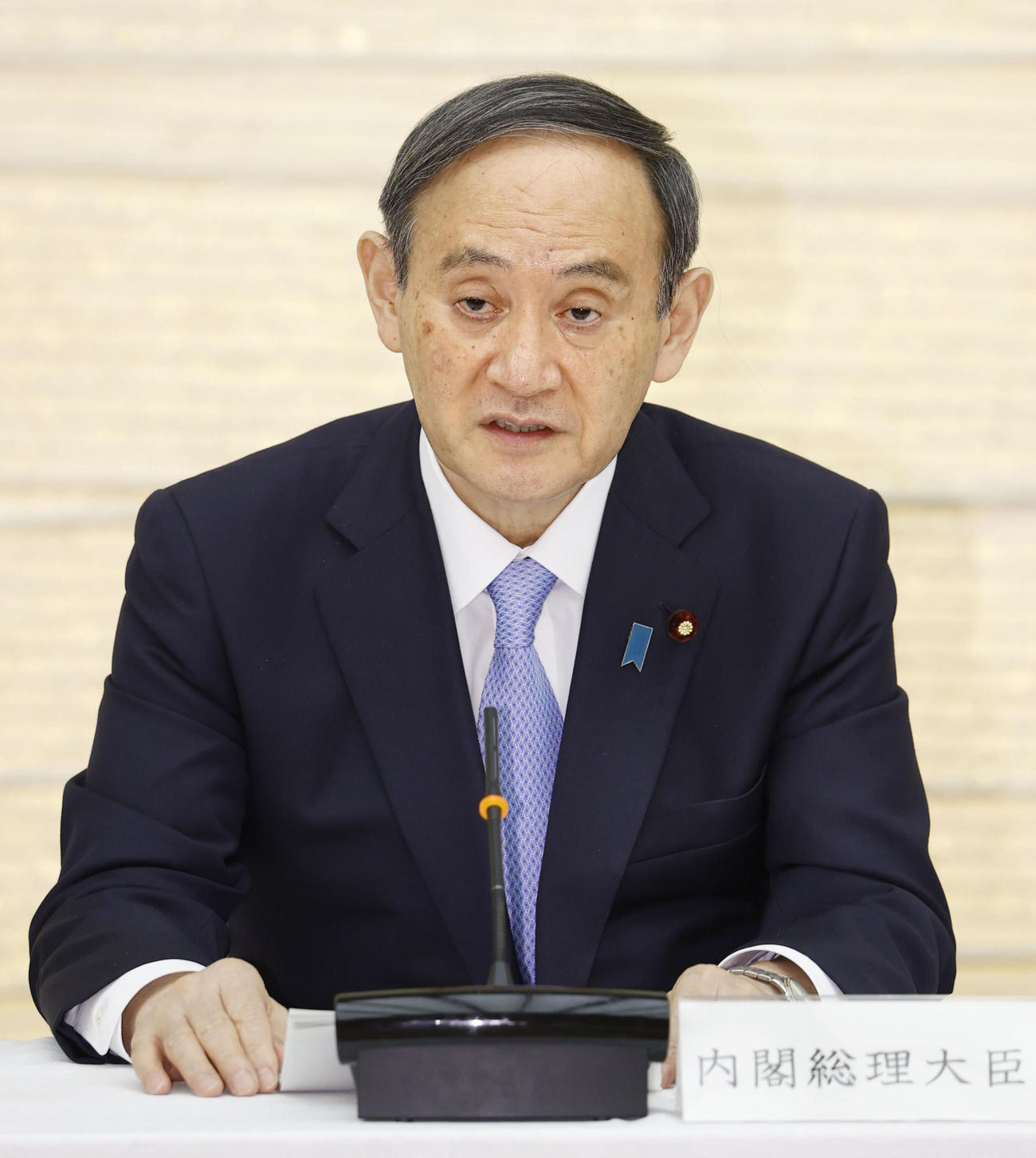 政府の対策（たいさく）本部で、首都圏1都3県の緊急事態宣言の再延長を表明する菅首相（共同）