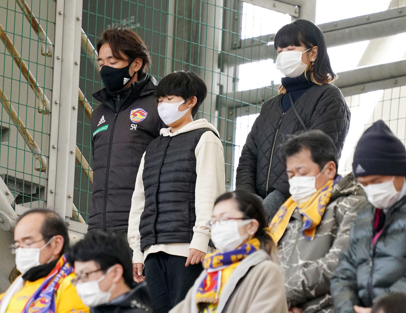 Jリーグ仙台－川崎F戦前、両親とスタンドで黙とうする瀬川虎君（後方中央）。同左は父誠さん、同右は母史佳さん（撮影・江口和貴）