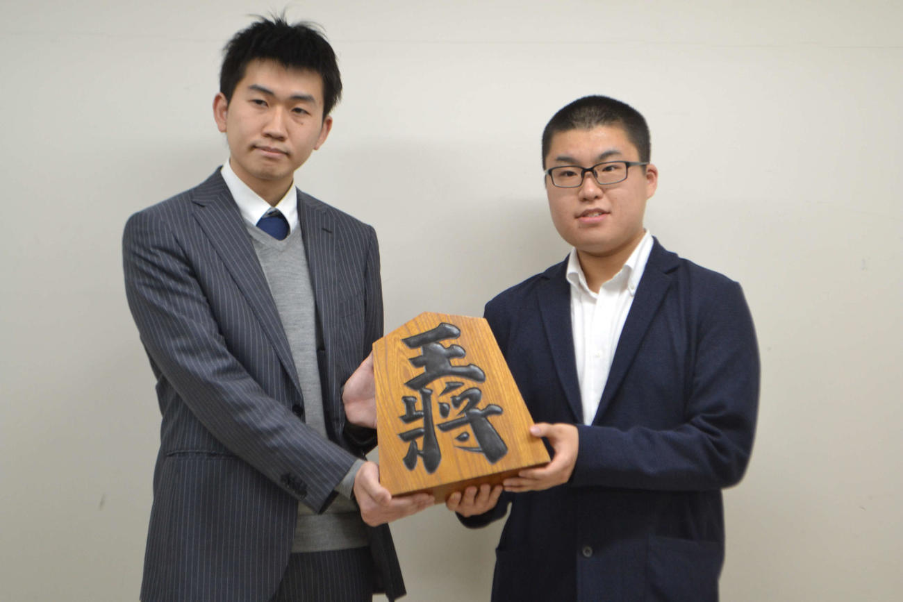 第68回奨励会三段リーグを突破して4月からプロデビューする井田明宏新四段（左）と高田明浩新四段