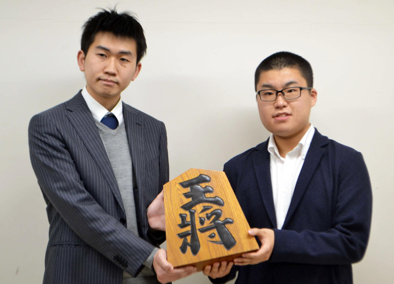 第68回奨励会三段リーグを突破して4月からプロデビューする井田明宏新四段（左）と高田明浩新四段（撮影・赤塚辰浩）