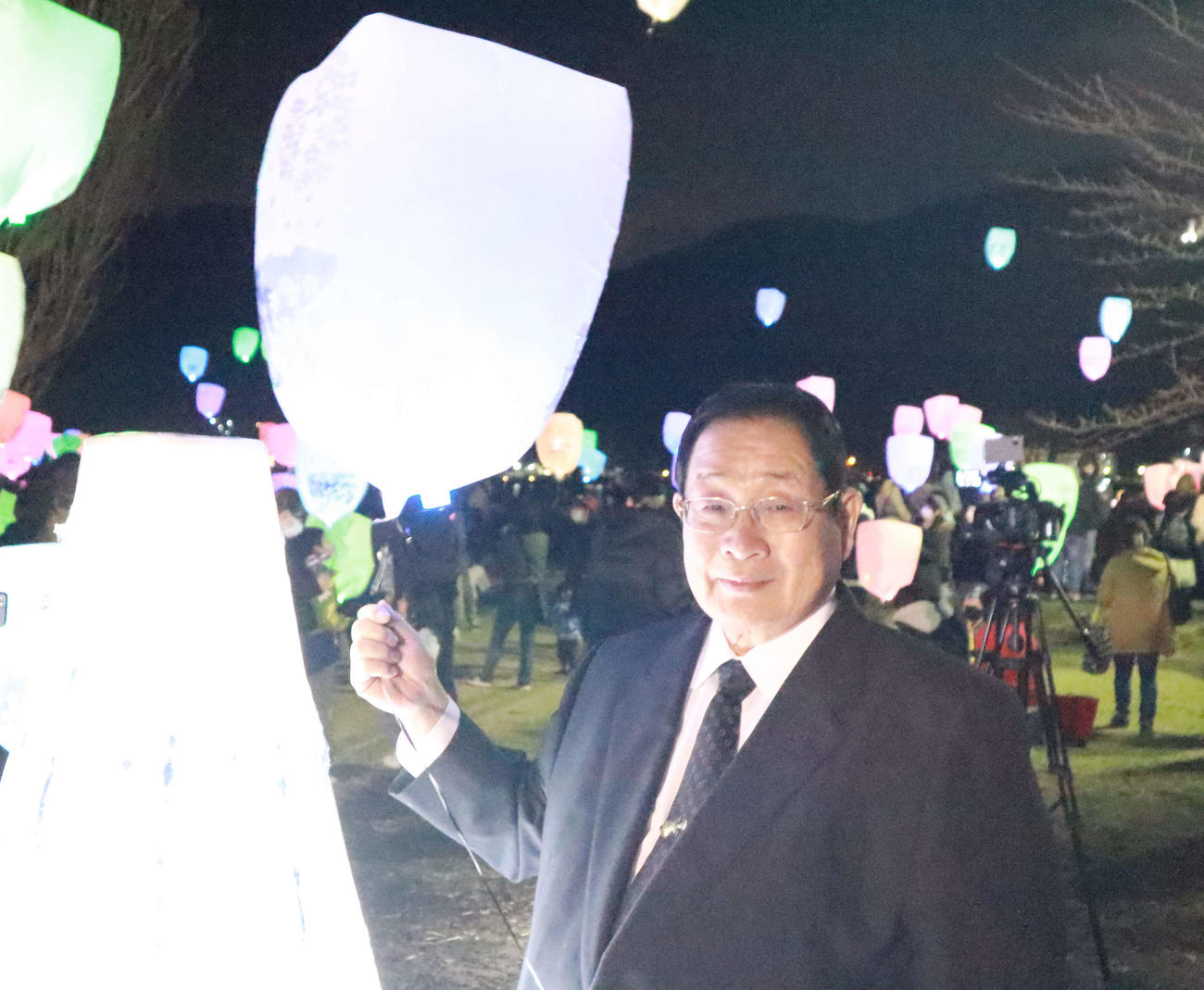 オブジェの前でランタンを持つ山下茂氏