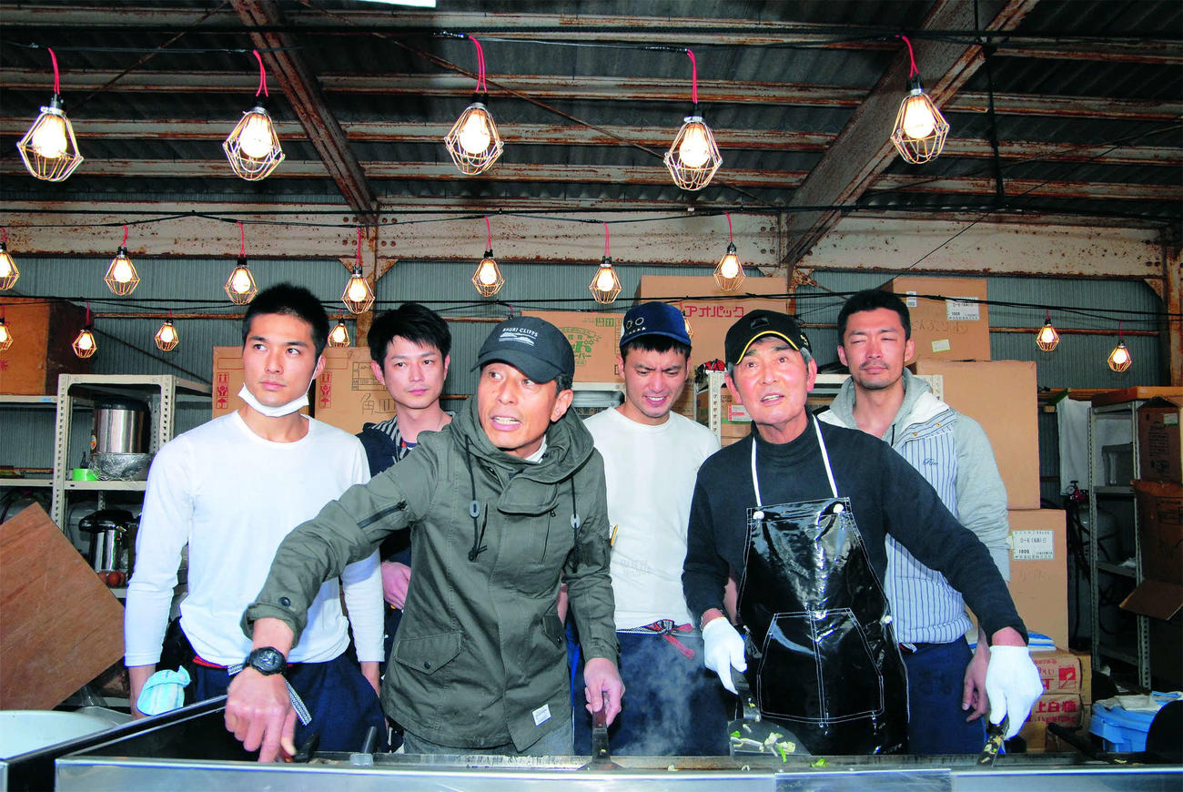 石巻市で炊き出しを行う舘ひろし（前列左）、渡哲也さん（同右）ら石原軍団＝2011年4月14日