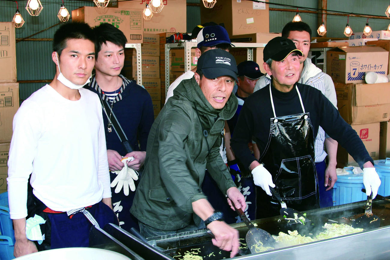 石巻市で炊き出しを行う舘ひろし（前列左）、渡哲也さん（同右）ら石原軍団＝2011年4月14日